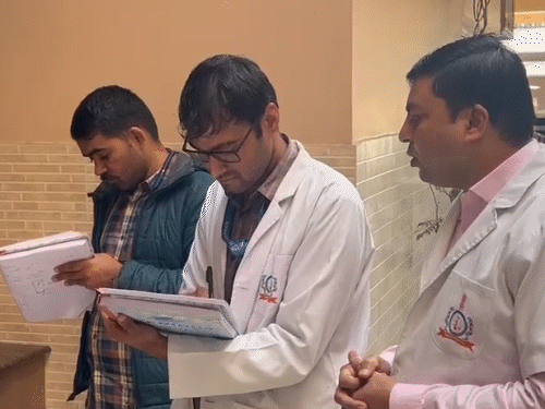 लूट की वारदात के बाद एफएसएल टीम ने जांच के लिए नमूने जुटाए हैं।