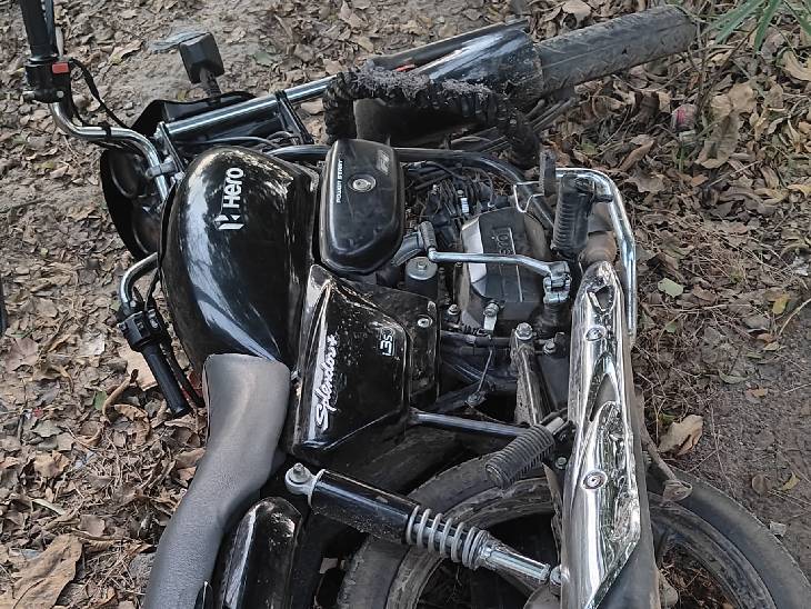 बदमाश के पास से बरामद की गई बाइक।