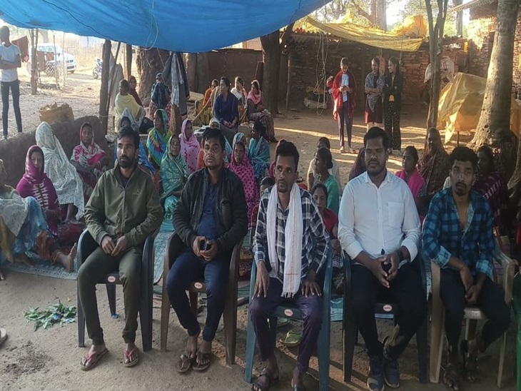 परिवार और समाज के लोग, शव दफनाने का इंतजार कर रहे हैं। ईसाई समुदाय में शव नहीं दफनाने देने को लेकर नाराजगी