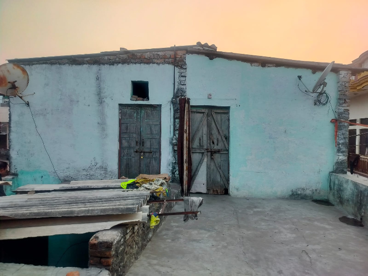 जीतू और कोमल छत पर बने (दाएं) कमरे में रहते थे। पास ही में, जीतू का भाई भी रहता था। जो 3-4 दिन से नहीं आया।