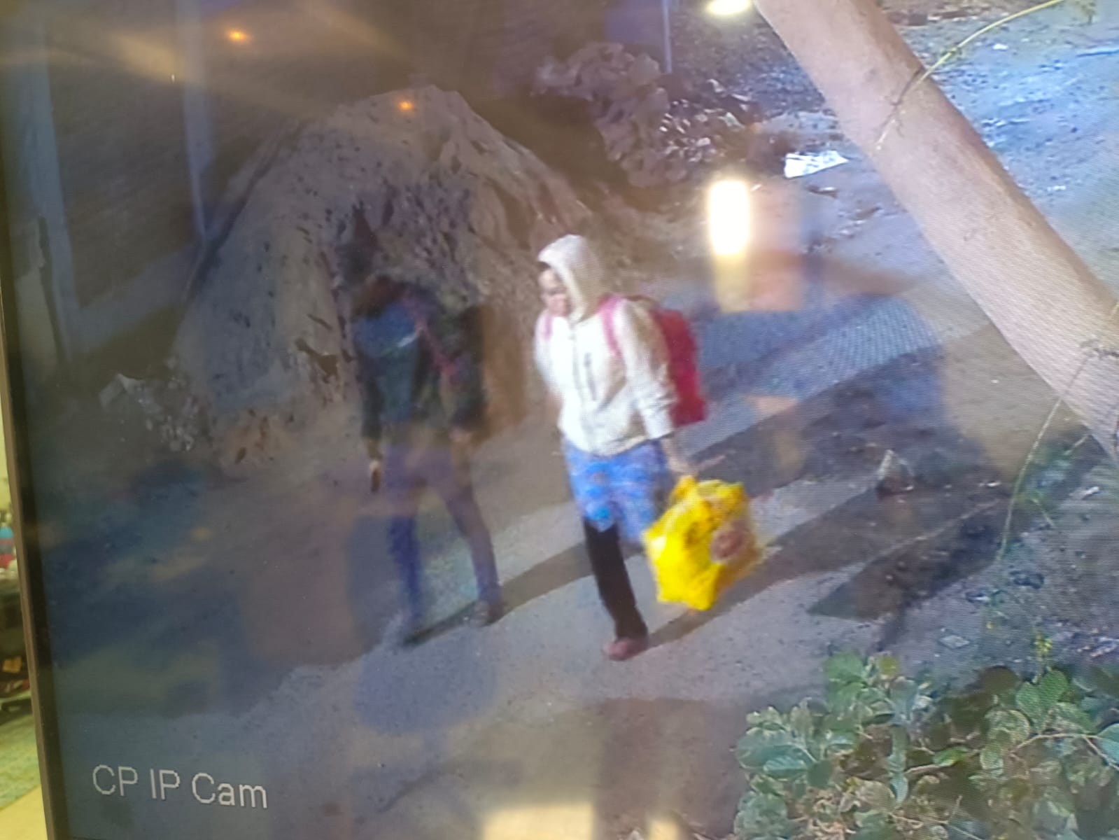 वारदात के बाद नौकरानी सावित्री अपने साथियों के साथ दिखी थी। उसने अपना चेहरा मास्क से कवर कर लिया था।