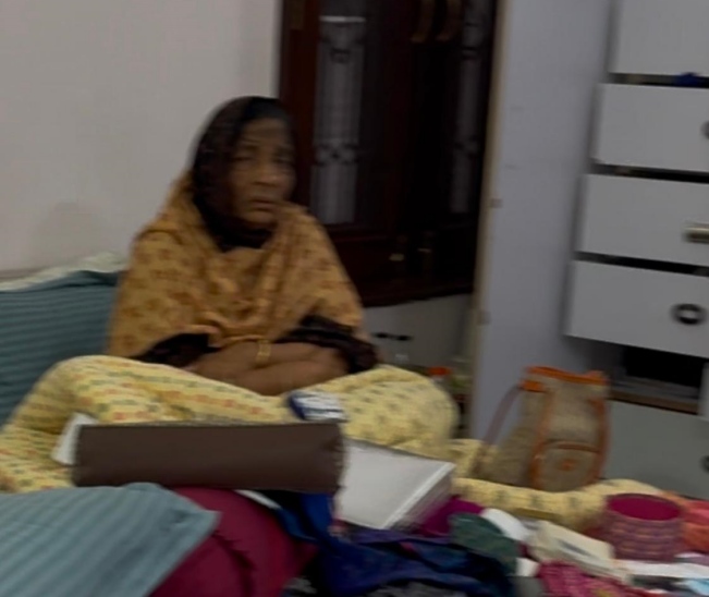 लूट की वारदात के बाद 75 वर्षीय बुजुर्ग महिला मंजू सदमे में है। परिवार वालों ने बताया कि बार-बार उस घटना को याद कर मंजू सहम जाती है। ऐसे में वे लोग अब उनसे कुछ नहीं पूछ रहे।