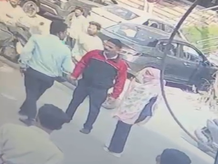 इस घटना का सीसीटीवी वीडियो भी सामने आया है।
