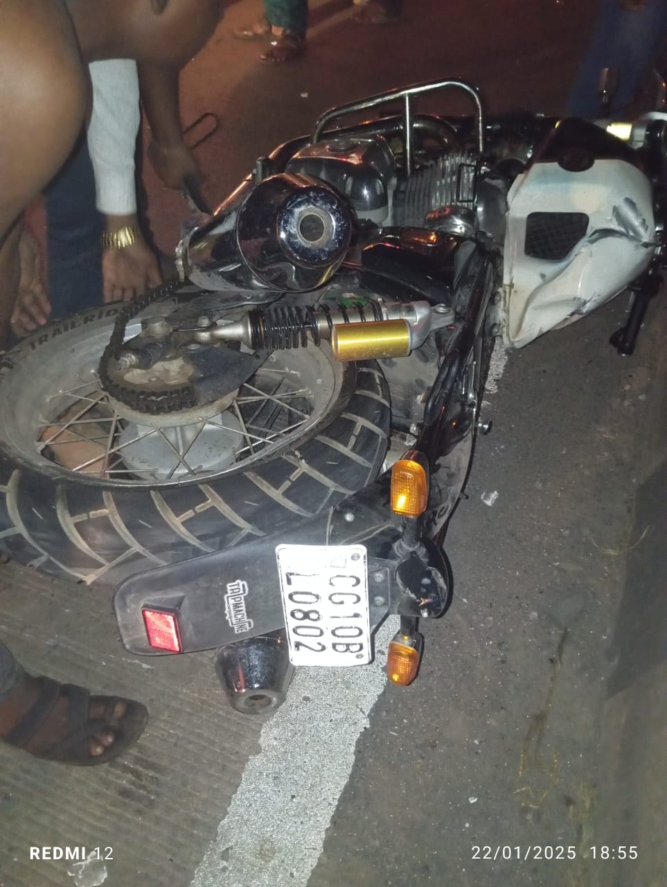 ट्रक की टक्कर से बाइक भी हुई क्षतिग्रस्त।