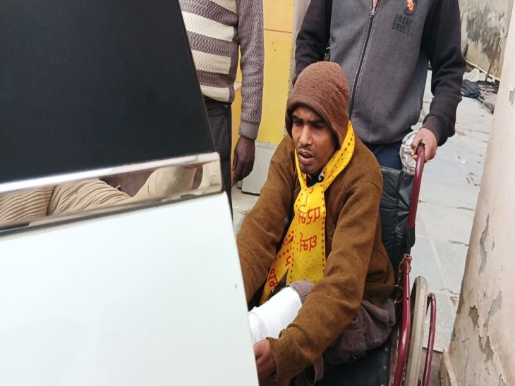 17 जनवरी को वह मथुरा से लौट रहे थे। परिक्रमा मार्ग स्थित सोहम आश्रम के पास पिंटू अग्रवाल उनको जख्मी हालत में पैर में चोट एवं घाव की स्थिति में सड़क किनारे मिले
