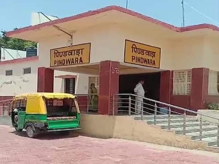 ਬੱਚੇ ਨੂੰ ਸਿਰੋਹੀ ਦੇ ਪਿੰਨੀ ਰੇਲਵੇ ਸਟੇਸ਼ਨ ਦੇ ਵੇਹਲੇ ਕਮਰੇ ਵਿੱਚ 21 ਜਨਵਰੀ ਨੂੰ ਮਿਲਿਆ ਸੀ.