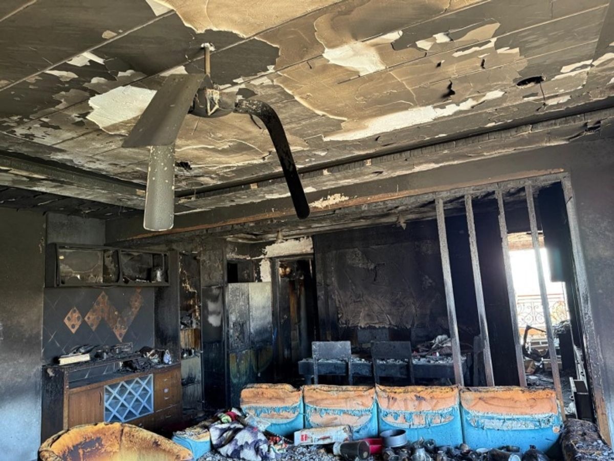 चार दिन पहले रविवार को डवलपर की बनाई सोसायटी के एक फ्लैट में आग लगी थी। इसी के बाद फ्लैट मालिक ने घटिया सामग्री यूज करने का आरोप लगाते हुए मामला दर्ज करवाया था।