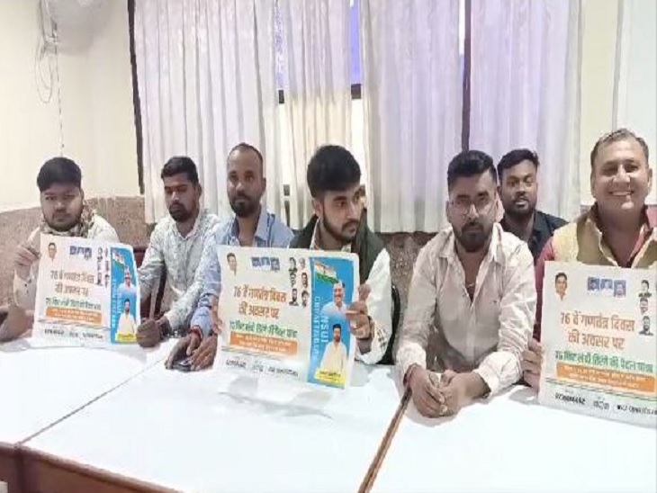 तिरंगा यात्रा के बारे में जानकारी देते एनएसयूआई के सदस्य - Dainik Bhaskar