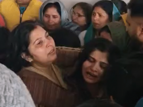 ਸ਼ਹੀਦ ਇੰਸਪੈਕਟਰ ਦੀ ਪਤਨੀ ਅਤੇ ਬੇਟੀ ਦੀ ਦੇਖਭਾਲ ਕਰਦੇ ਹੋਏ ਪਰਿਵਾਰਕ ਮੈਂਬਰ।