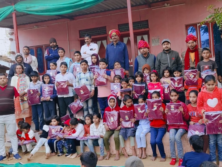 प्योर इंडिया ट्रस्ट ने सायपुर गांव के 110 स्कूली बच्चों को बांटे गर्म कपड़े। - Dainik Bhaskar