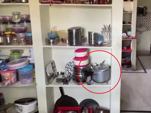 तस्वीर आरोपी के घर के किचन की है, जहां बर्तनों के बीच वही कुकर रखा है, जिसमें लाश के टुकड़े उबाले गए।