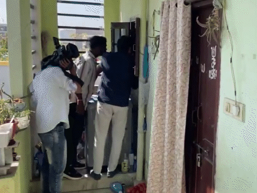 किचन के प्लेटफॉर्म पर शराब की बोतल भी रखी मिली। घटना की खबर लगते ही वहां लोगों की भीड़ लग गई।