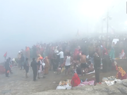 पहली तस्वीर में कोहरे के बीच आज संगम स्नान करते लोग दिख रहें। दूसरी और तीसरी तस्वीर अंतरिक्ष से ली गई है, जो महाकुंभ मेला शुरू होने से पहले की है। - Dainik Bhaskar