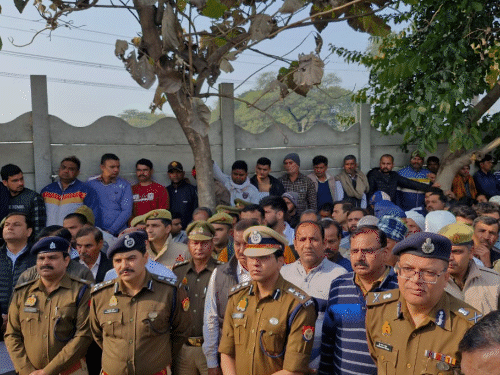 ਮੇਰਠ ਜ਼ੋਨ ਦੇ ਪੁਲਿਸ ਅਧਿਕਾਰੀ ਸ਼ਹੀਦ ਇੰਸਪੈਕਟਰ ਦੇ ਘਰ ਪਹੁੰਚੇ।