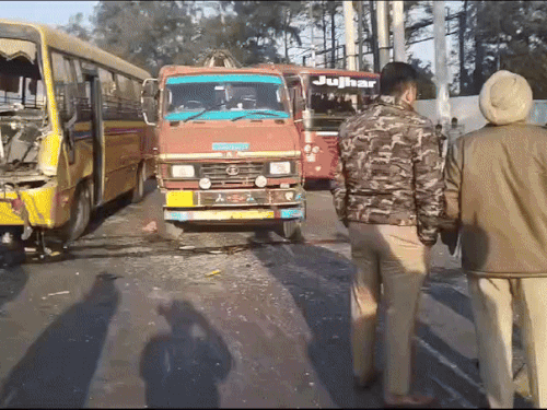 ਸੜਕ 'ਤੇ ਖੜ੍ਹੀ ਬੱਸ ਨੂੰ ਨੁਕਸਾਨ ਪਹੁੰਚਾਇਆ।