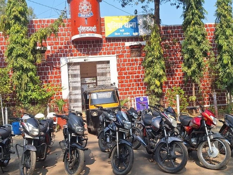 पुलिस ने 14 चोरी की मोटरसाइकिल और एक ऑटो बरामद की है।
