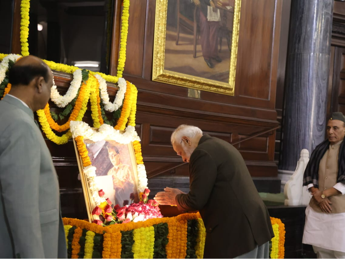 ਸੰਸਦ ਦੇ ਸੈਂਟਰਲ ਹਾਲ ਵਿੱਚ ਵਿਸ਼ੇਸ਼ ਸ਼ਰਧਾਂਜਲੀ ਦਾ ਆਯੋਜਨ ਕੀਤਾ ਗਿਆ, ਜਿੱਥੇ ਪੀਐਮ ਮੋਦੀ, ਲੋਕ ਸਭਾ ਸਪੀਕਰ ਓਮ ਬਿਰਲਾ ਸਮੇਤ ਕਈ ਲੋਕ ਮੌਜੂਦ ਸਨ। - ਦੈਨਿਕ ਭਾਸਕਰ