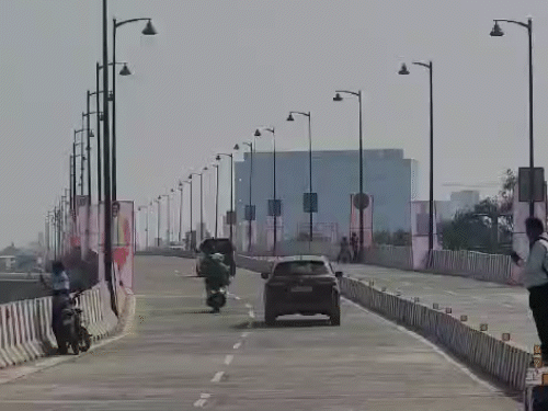 उद्घाटन के बाद ब्रिज से ट्रैफिक गुजरना शुरू हो गया है।