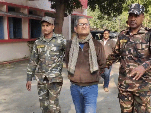 प्रधान सहायक (बड़ा बाबू) संजय कुमार और उनकी कैलाश कॉलोनी को एसीबी ने रंगे हाथों गिरफ्तार कर लिया।