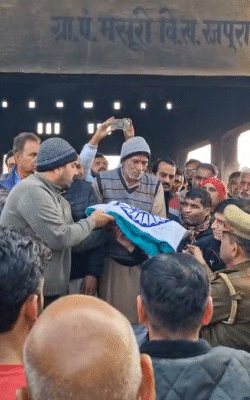 ਮ੍ਰਿਤਕ ਦੇਹ ਦੁਆਲੇ ਲਪੇਟਿਆ ਤਿਰੰਗਾ ਸ਼ਹੀਦ ਇੰਸਪੈਕਟਰ ਦੇ ਭਰਾ ਅਨਿਲ ਕੁਮਾਰ ਨੂੰ ਸੌਂਪਿਆ ਗਿਆ।