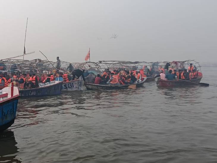 नावों से श्रद्धालु स्नान के लिए संगम तक जा रहे हैं।
