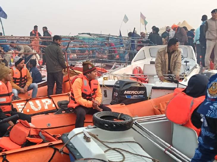 गंगा में स्टीमर पर जल पुलिस, NDRF और गोताखोर तैनात हैं।