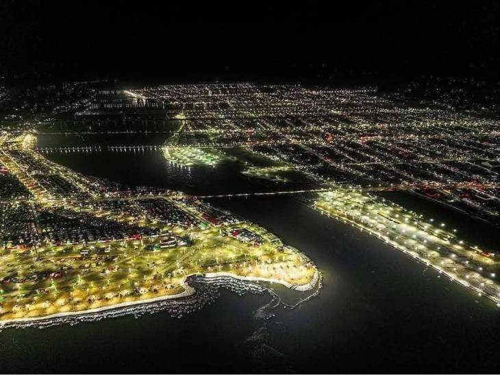 महाकुंभ मेला क्षेत्र का रात का नजारा देखिए, ड्रोन से ली गई इस तस्वीर में शहर जगमगा रहा है।