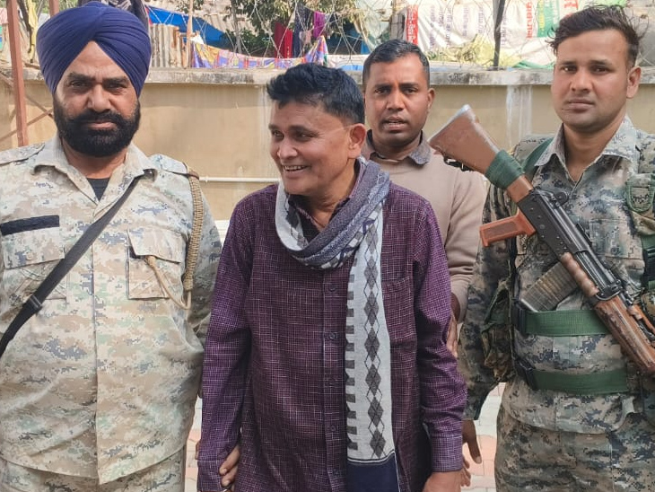 जब एसीबी सुरेश राम को गिरफ्तार कर पलामू ले जा रही थी तो वो हंसते हुए नजर आई।