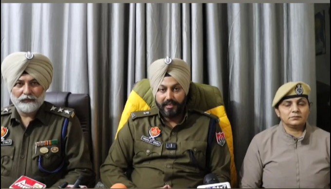 ਜਾਣਕਾਰੀ ਦਿੰਦੇ ਹੋਏ ਪੁਲਿਸ ਅਧਿਕਾਰੀ