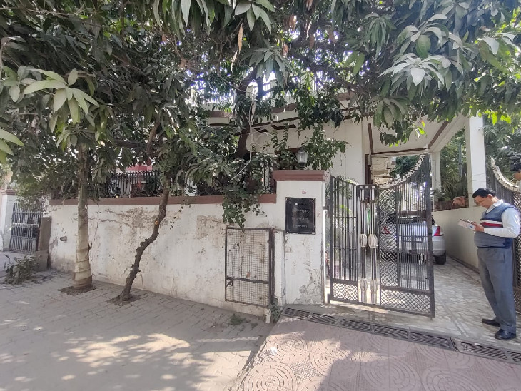 वैशाली नगर के कृष्णा नगर स्थित अधिकारी के घर पर एसीबी की टीम ने गुरुवार सुबह पहुंची थी।