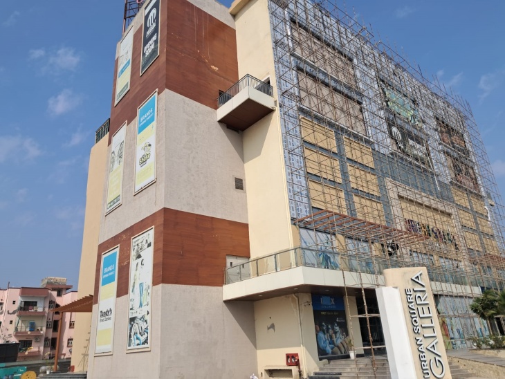 अलवर के शालीमार के इस मॉल में आयकर विभाग की टीम जांच में लगी है।