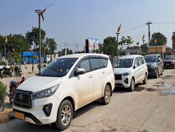 अलवर शहर में शालीमार में इनकम टैक्स टीम के वाहन।