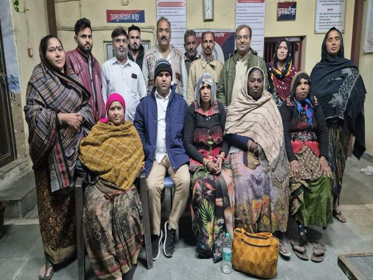 ਪਰਿਵਾਰ ਦੇ ਮੈਂਬਰਾਂ ਨਾਲ ਗ੍ਰਾਂਪੀ ਥਾਣਾ ਅਬੂ ਸਤਾਏ ਗਏ ਮਾਪੇ ਅਬੂ ਪੁਲਿਸ ਸਟੇਸ਼ਨ ਅਬੂ ਸਤਾਏ ਗਏ, ਜੋ ਉਨ੍ਹਾਂ ਦੇ ਬੱਚੇ ਹੋਣ ਦਾ ਦਾਅਵਾ ਕਰਦੇ ਸਨ.