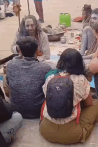 यह तस्वीर मणिकर्णिका घाट पर IIT बाबा की है। वह संतों के बीच है। कुछ लोगों को अध्यात्म समझा रहे हैं।