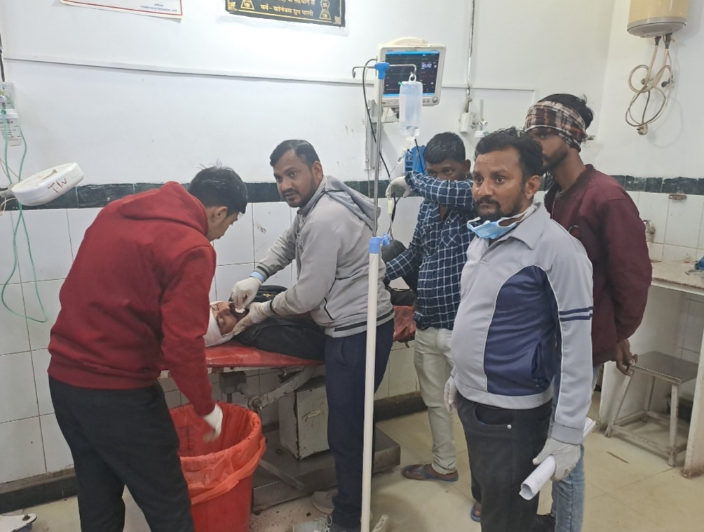 पाली के बांगड़ हॉस्पिटल में घायलों का उपचार करते हुए नर्सिंगकर्मी।