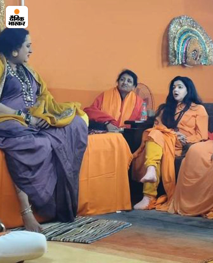 अखाड़े में आचार्य महामंडलेश्वर से आशीर्वाद लिया।