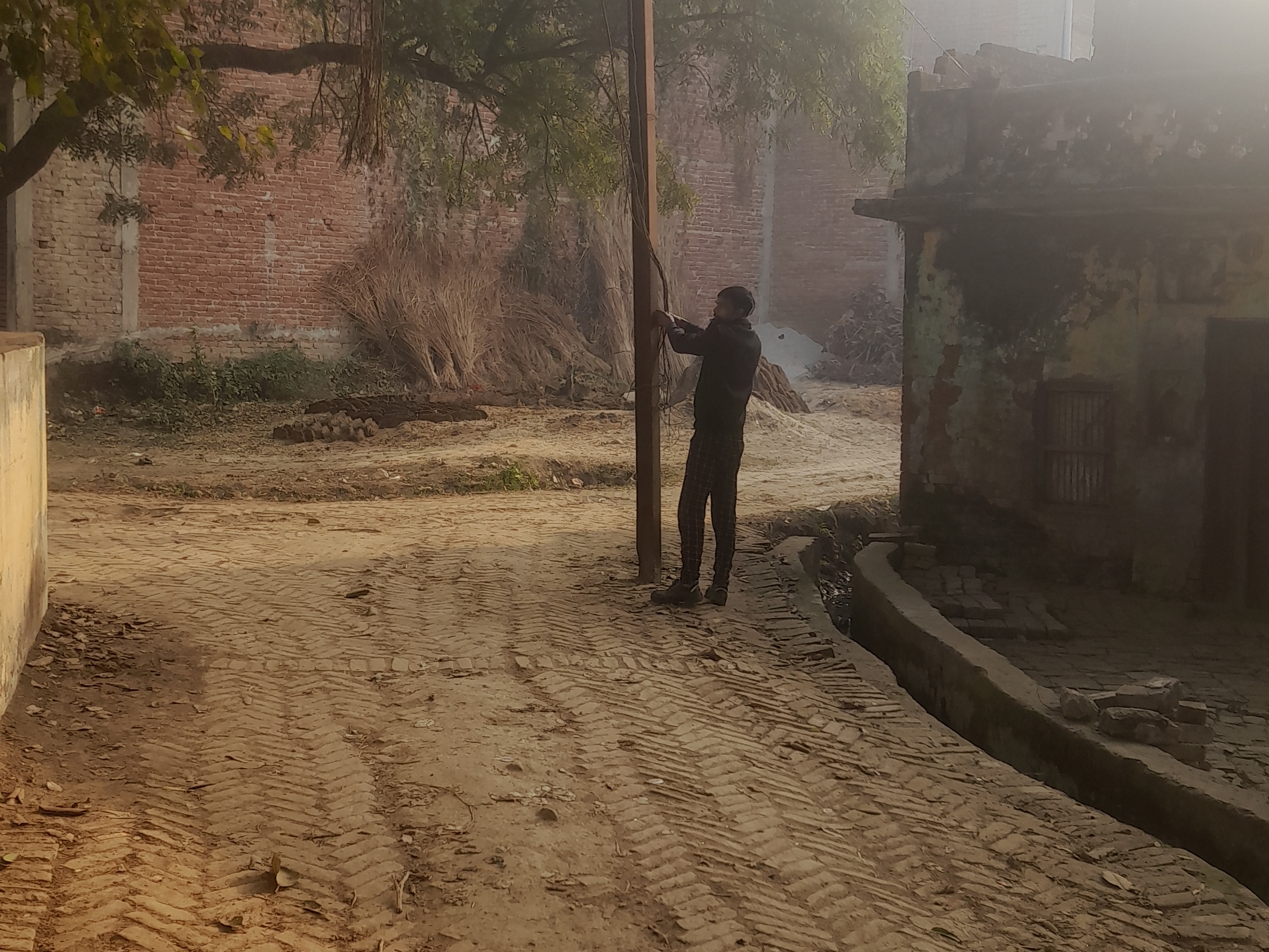 A dilapidated electric pole in Barabanki poses a danger | बाराबंकी में ...