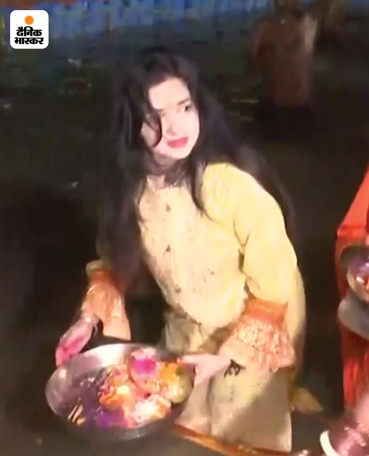 शुक्रवार शाम 6 बजे के बाद ममता किन्नर अखाड़े से निकलकर संगम पहुंचीं और तर्पण किया।