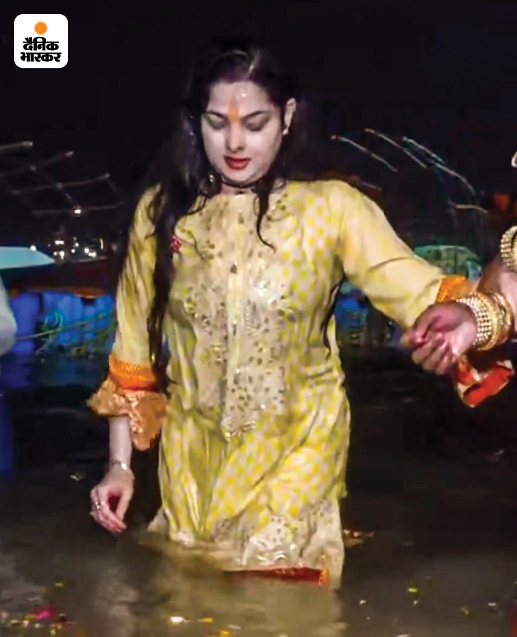 संगम में पिंडदान के बाद ममता कुलकर्णी ने किन्नर अखाड़े के महामंडलेश्वर के सामने डुबकी लगाई।