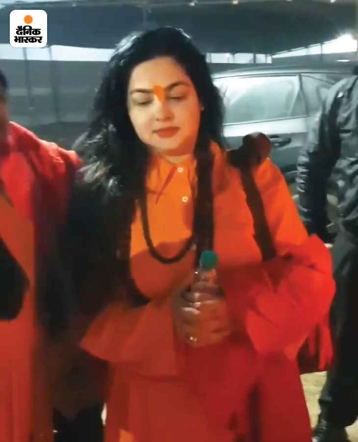 संगम में डुबकी लगाने के बाद वह किन्नर अखाड़े के लिए निकलीं।