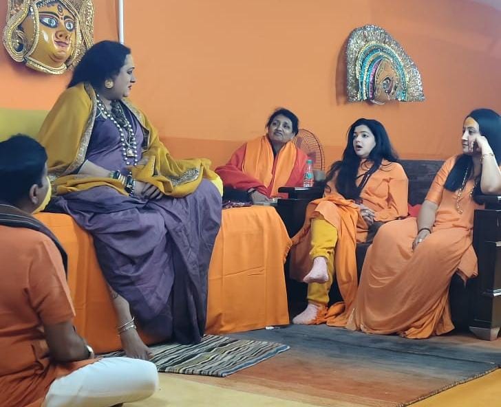 Actress Mamta Kulkarni reaches Mahakumbh | अभिनेत्री ममता कुलकर्णी पोहोचली महाकुंभात: अंगावर भगवी वस्त्रे, खांद्यावर पिशवी आणि गळ्यात रुद्राक्षाची माळ | Divya ...