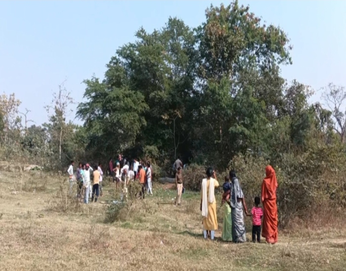 घटनास्थल असामाजिक तत्वों का अड्डा बना रहता है। शाम होते ही शराबियों की भीड़ रहती है।
