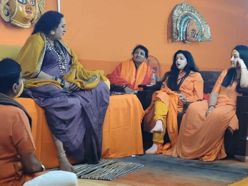 बॉलीवुड अभिनेत्री ममता कुलकर्णी महाकुंभ पहुंची हैं। उन्होंने किन्नर अखाड़ा की महामंडलेश्वर डॉ. लक्ष्मी नारायण त्रिपाठी ने मुलाकात की।