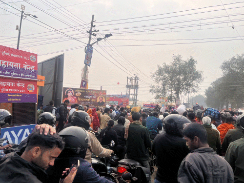 महाकुंभ में सुबह 11 बजे भीषम जाम लग गया। पुलिस ने कड़ी मशक्कत से खुलवाया।