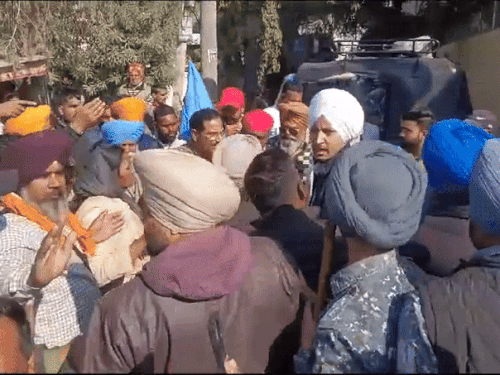 ਪ੍ਰਦਰਸ਼ਨਕਾਰੀਆਂ ਅਤੇ ਪੁਲੀਸ ਵਿਚਾਲੇ ਮਾਮੂਲੀ ਝੜਪ ਵੀ ਹੋਈ ਪਰ ਪੁਲੀਸ ਨੇ ਸਥਿਤੀ ’ਤੇ ਕਾਬੂ ਪਾਇਆ।