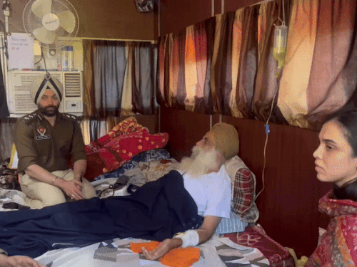 स्थानीय पुलिस अधिकारी डल्लेवाल से बातचीत करते हुए। - Dainik Bhaskar