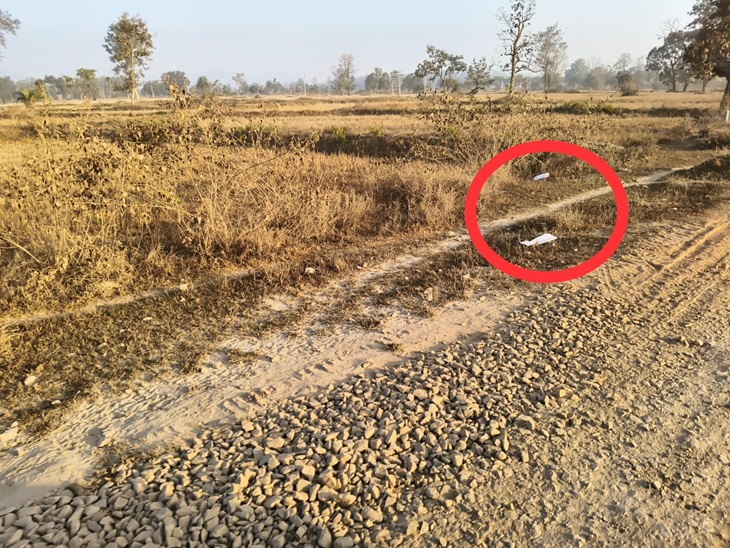 नक्सलियों की पूर्व बस्तर डिवीजन कमेटी ने नारायणपुर के धौड़ाई के पास यह पर्चा फेंका है।