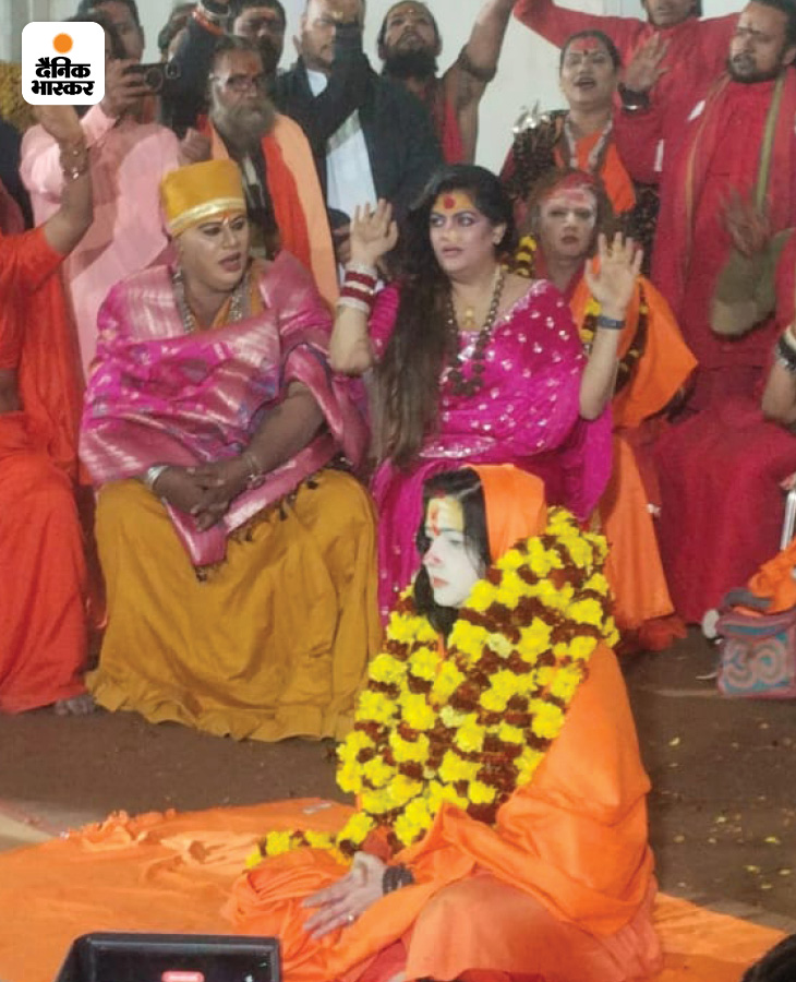 किन्नर अखाड़े में महामंडलेश्वर बनने की प्रक्रिया में पट्‌टाभिषेक (राजतिलक) किया गया। इस दौरान साधु-संतों ने उन्हें वस्त्र भेंट किए। ममता ने कहा कि महाकुंभ में मुझे ब्रह्मा-विष्णु-महेश दिखे।