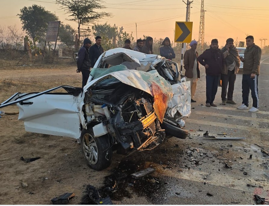 हादसे में कार का आगे का हिस्सा बुरी तरह से क्षतिग्रस्त हो गया।