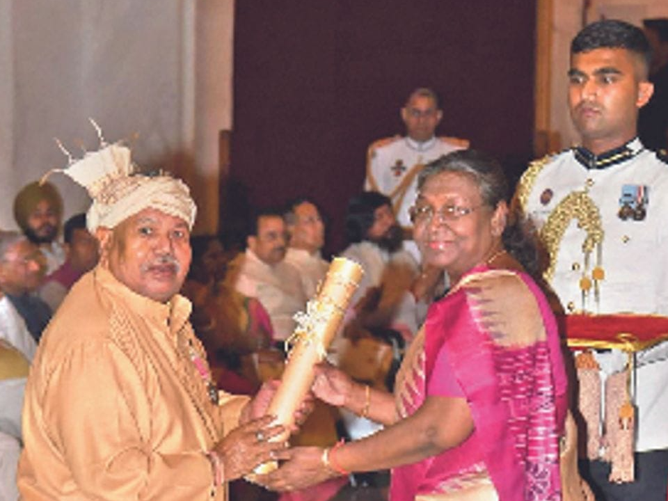 नक्सलियों ने पद्मश्री वैद्यराज हेमचंद मांझी समेत कुल 6 लोगों के लिए मौत का फरमान जारी किया है। - Dainik Bhaskar